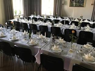 A room with tables and chairs

Description automatically generated