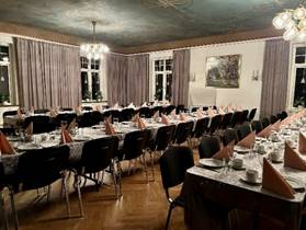 A room with tables and chairs

Description automatically generated