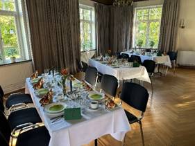 A room with tables and chairs

Description automatically generated